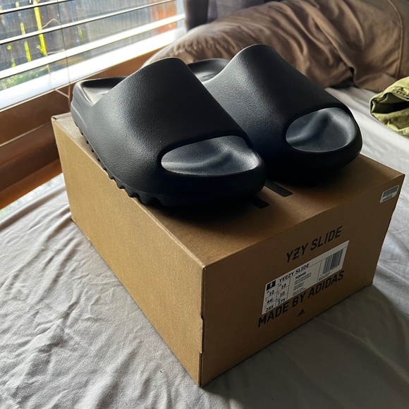 Yeezy Slides ‘Onyx’